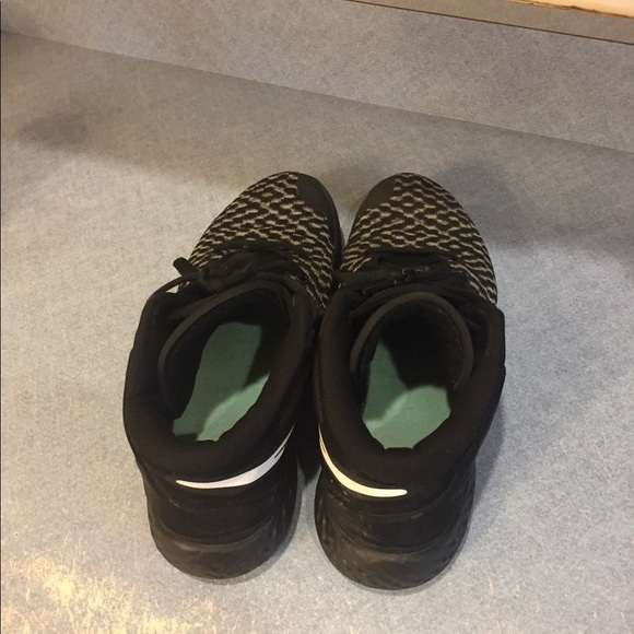 mens size 10.5 basketball shoes